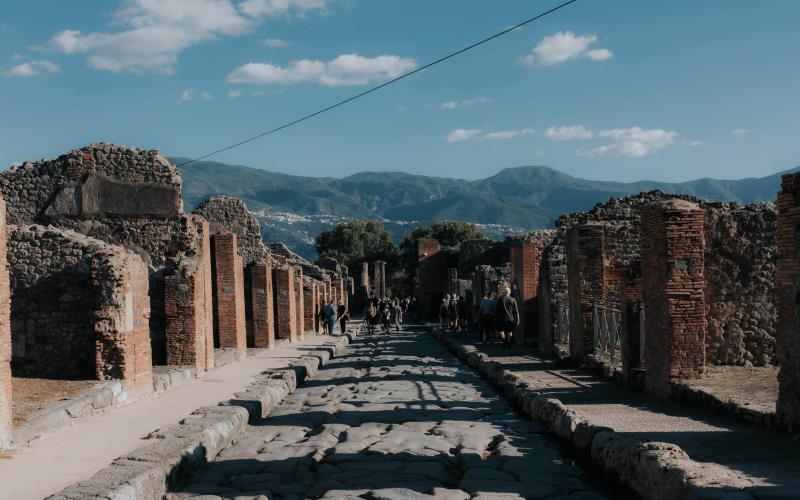 how did people in pompeii shape the earth